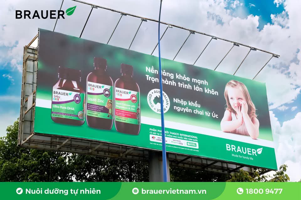 Billboard Brauer “Nền tảng khỏe mạnh - Trọn hành trình lớn khôn” trên trục đường lớn