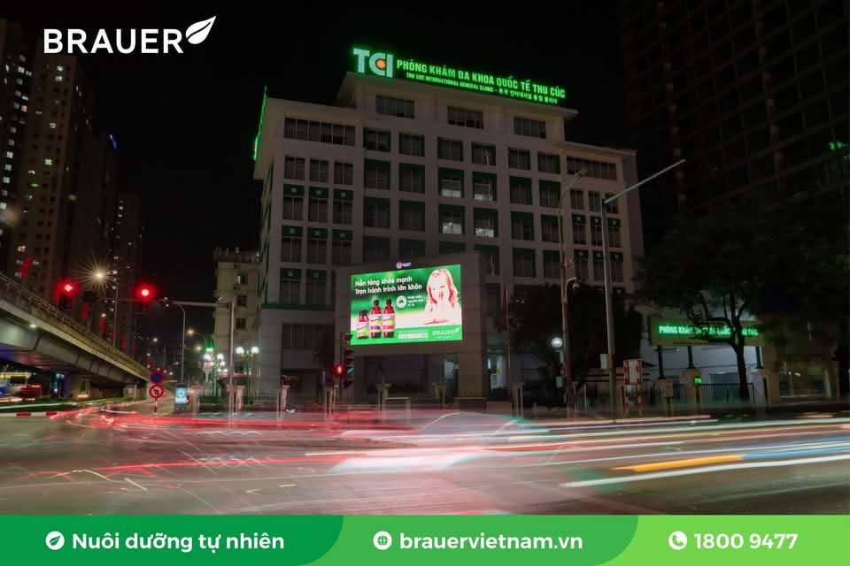 Màn hình LED quảng cáo Brauer vào ban đêm