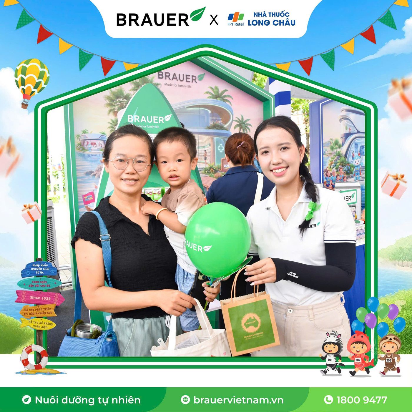 Phương Nhi tư vấn khách hàng tại booth Brauer × Nhà thuốc Long Châu